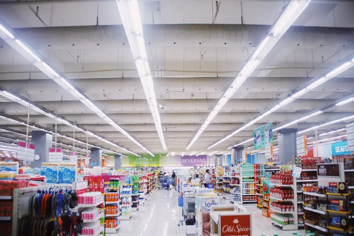 Un pasillo de drugstore bien iluminado y lleno de productos