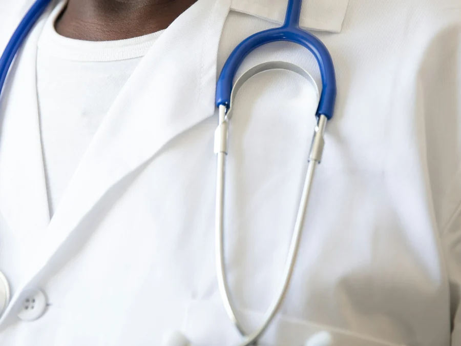 Bata blanca de médico con un fonendoscopio al cuello