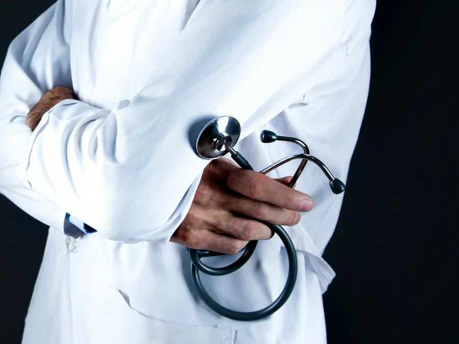 Una bata blanca y un fonendoscopio en un entorno clínico