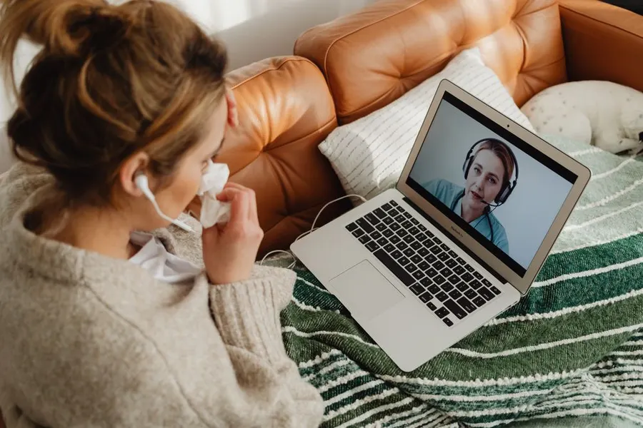Una viajera en consulta por video desde su sofá