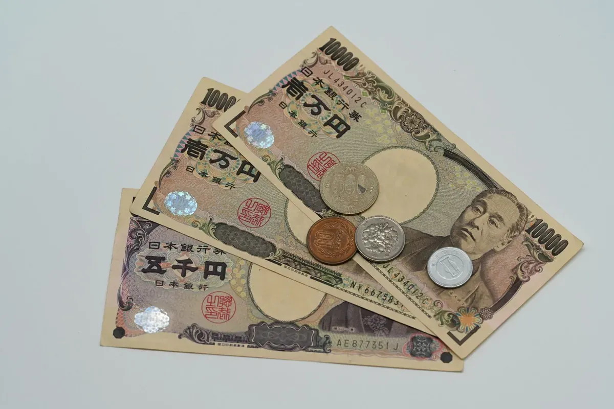 Billetes y monedas de yen japonés sobre una superficie plana