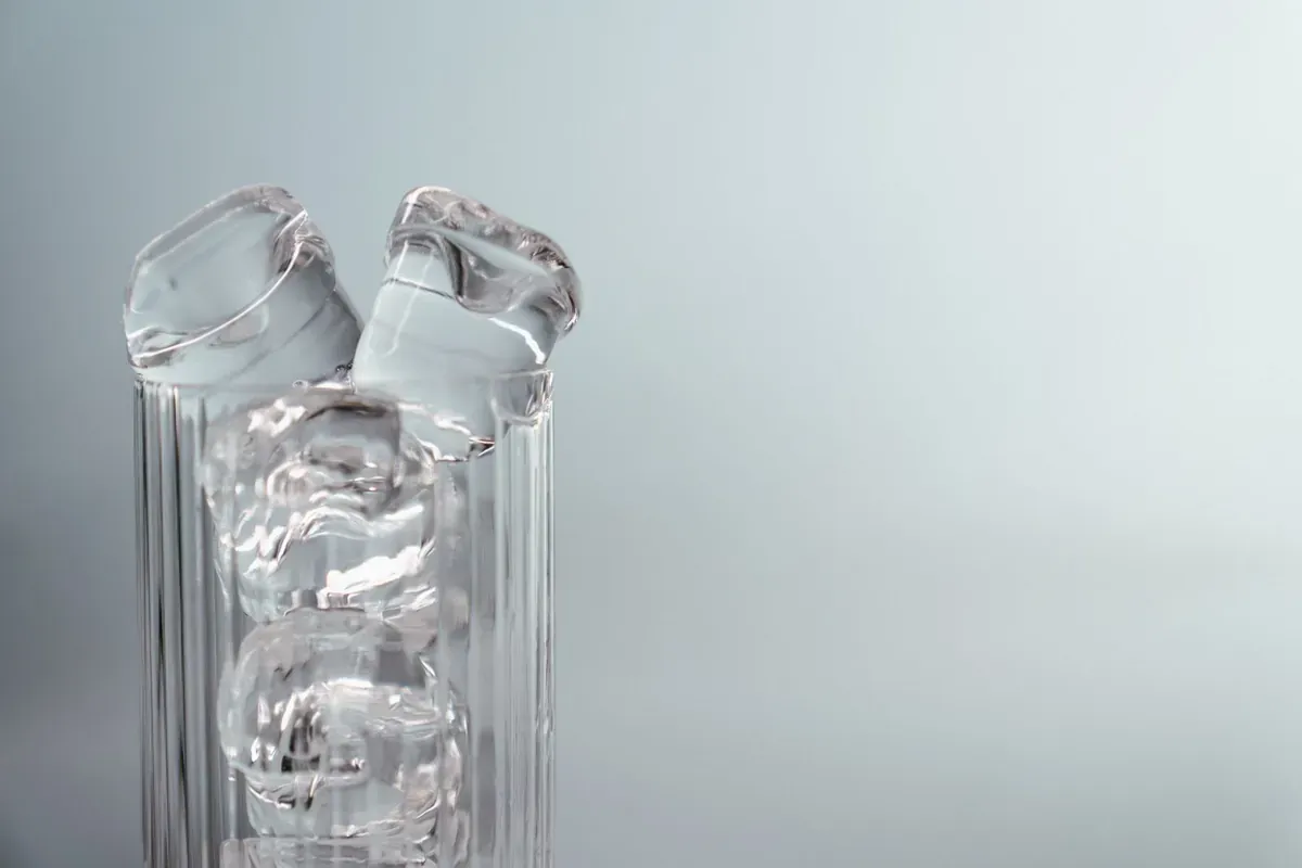 Botellas de agua de cristal sobre un fondo claro